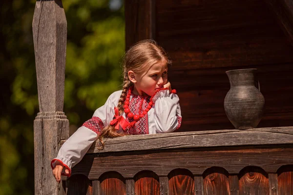 Ukrayna elbiseli kız bir sürahinin yanında duruyor. — Stok fotoğraf