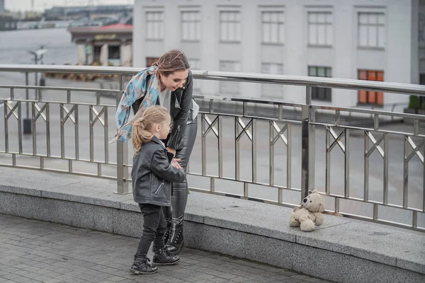 Mother and daughter walking around the city — Stock Photo, Image