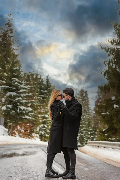 Couple kissing on the road — Stock Photo, Image