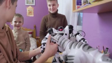 Çocuklar robotlarla oynuyor