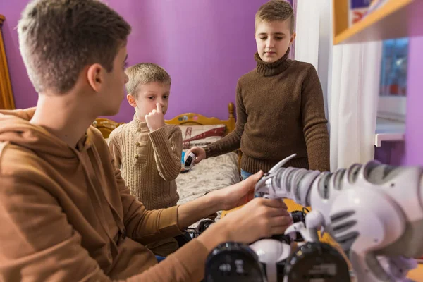 Enfants jouant avec des robots — Photo