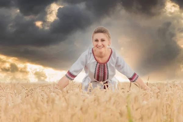 Девушка в украинской национальной одежде на пшеничном поле — стоковое фото