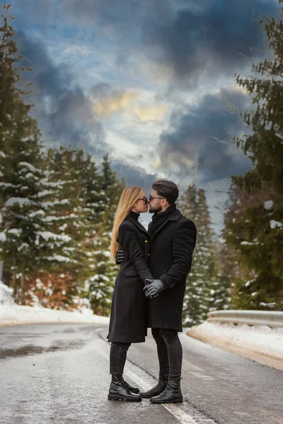 Couple kissing on the road — Stock Photo, Image