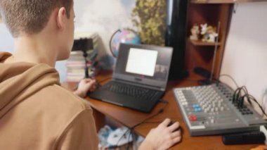 Bilgisayarın başında oturan çocuk