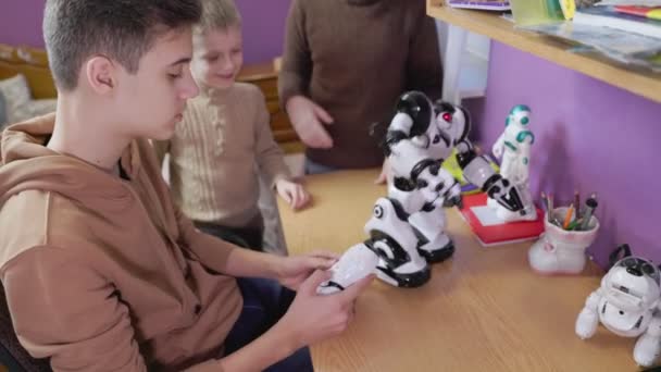 Kinderen spelen met robots — Stockvideo