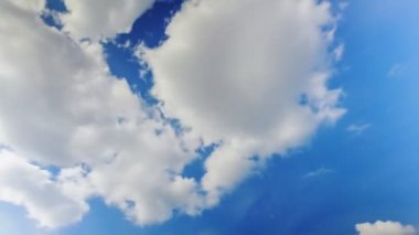 Bulutlu gökyüzü zaman ayarlı