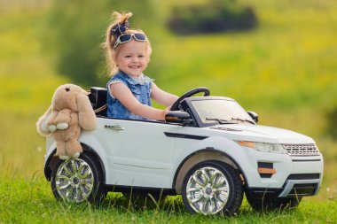 Çocuk arabasına biniyor.