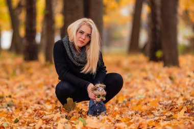 Köpeği olan kız Yorkshire teriyeri.