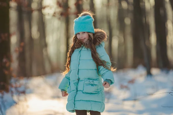 Ragazza in piedi nella foresta — Foto Stock