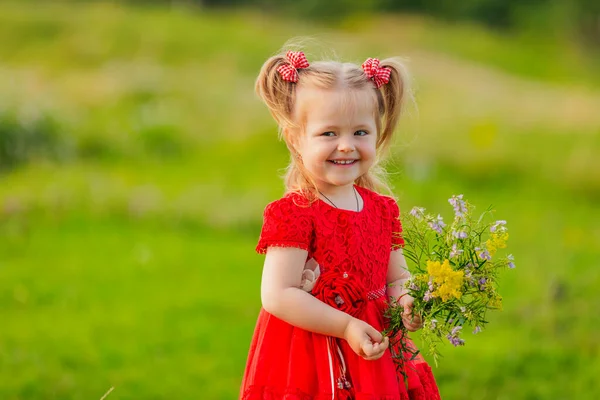 Menina em vestido vermelho e flores — Fotografia de Stock