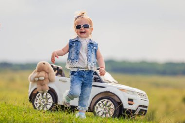 Çocuk arabasının yanında duruyordu.