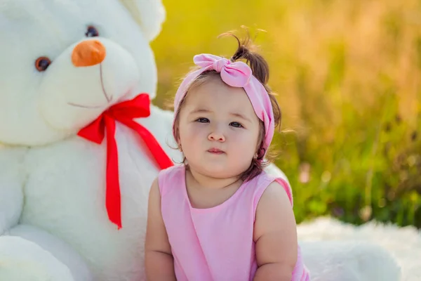 Enfant assis à côté d'un gros ours en peluche — Photo