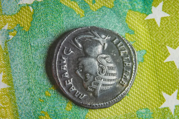 Stará římská mince leží na eurobankovce — Stock fotografie
