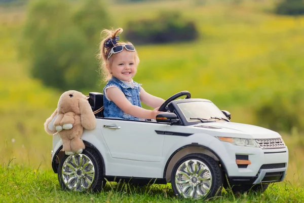 Kind fährt mit seinem Auto — Stockfoto