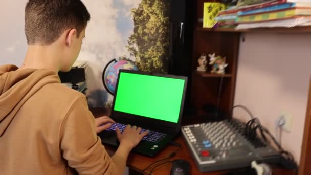 Bilgisayarın başında oturan çocuk — Stok video