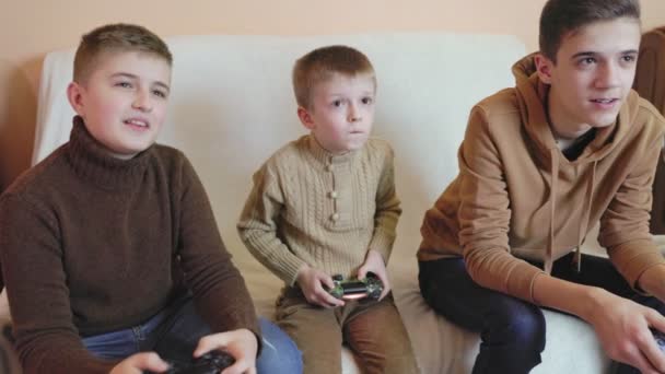 Niños jugando videojuegos — Vídeos de Stock