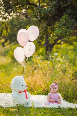 Battaniyenin üzerinde oturan telefonu olan bir kız.