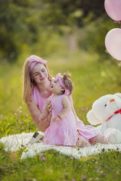 Madre e hija en vestidos rosados y globos rosados —  Fotos de Stock