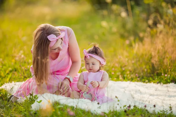 Mother and daughter in matching pink dresses — 스톡 사진