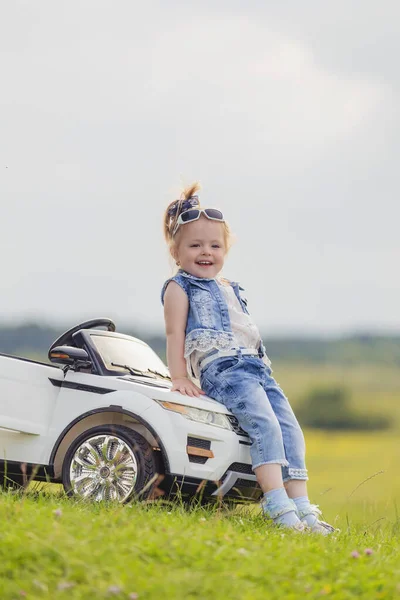 Meisje in zonnebril staat in de buurt van de auto — Stockfoto