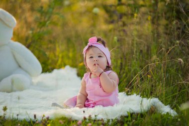 Çocuk battaniyeye oturuyor.