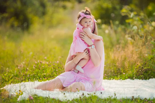 Bebis i mödrar armar — Stockfoto
