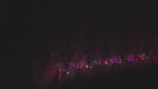 Okno ze świecącymi girlandami — Wideo stockowe