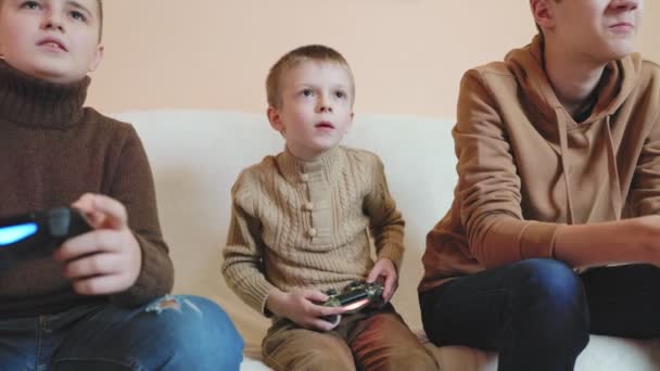 Children playing video games — Stock Video