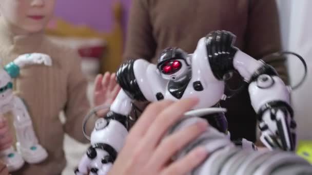 Anak-anak bermain dengan robot — Stok Video
