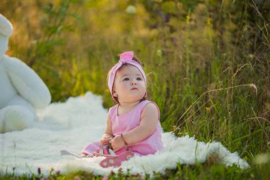 Çocuk battaniyeye oturuyor.