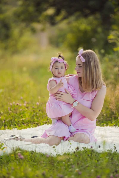 Bebé en brazos de madres —  Fotos de Stock