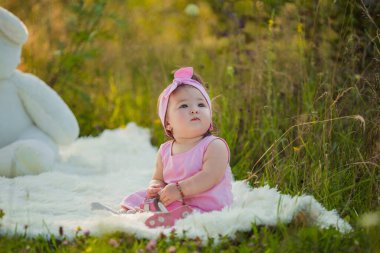 Çocuk battaniyeye oturuyor.