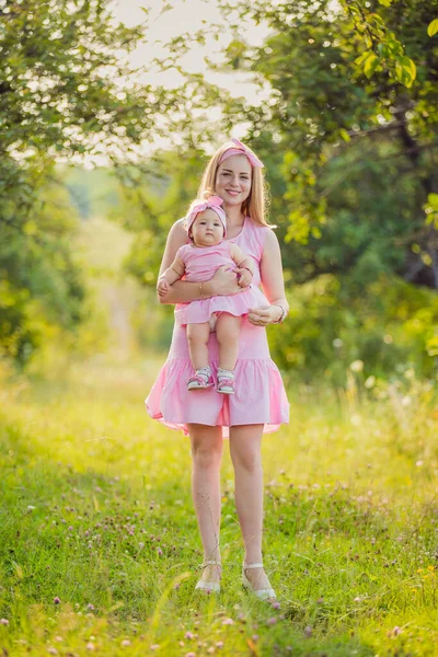 Anne kollarında bebek — Stok fotoğraf