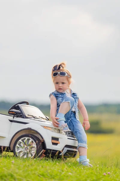 Meisje in zonnebril staat in de buurt van de auto — Stockfoto