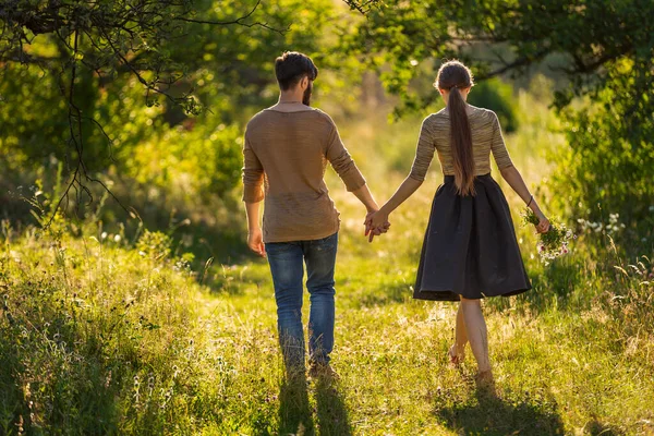Casal jovem caminhando na natureza — Fotografia de Stock