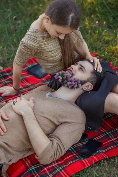 Sakalını çiçekli adam