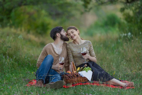 Couple drinking wine from glasses —  Fotos de Stock