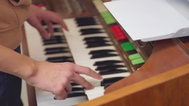 想弹奏管风琴的人 — 图库视频影像