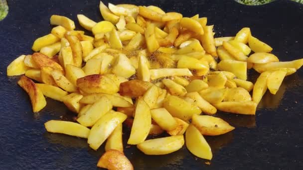 Kartoffeln werden auf einem Teller gebraten — Stockvideo