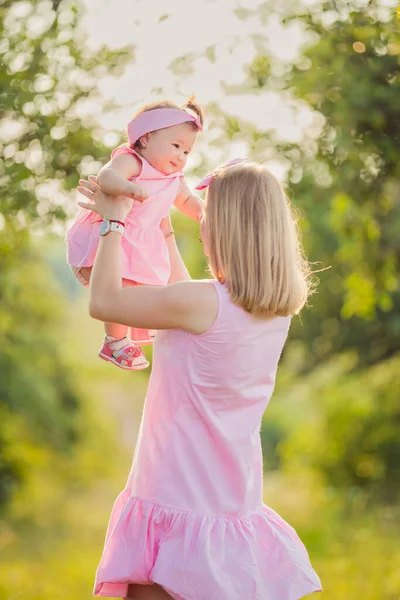 Mère avec une petite fille dans les bras — Photo