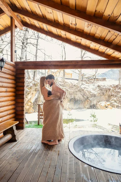 Casal fica perto de uma cuba de água — Fotografia de Stock