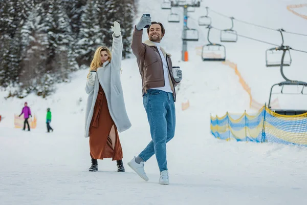 Paar macht im Winter ein Selfie — Stockfoto