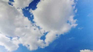 Bulutlu gökyüzü zaman ayarlı