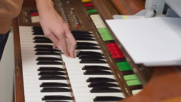 Kille som försöker spela orgel — Stockvideo