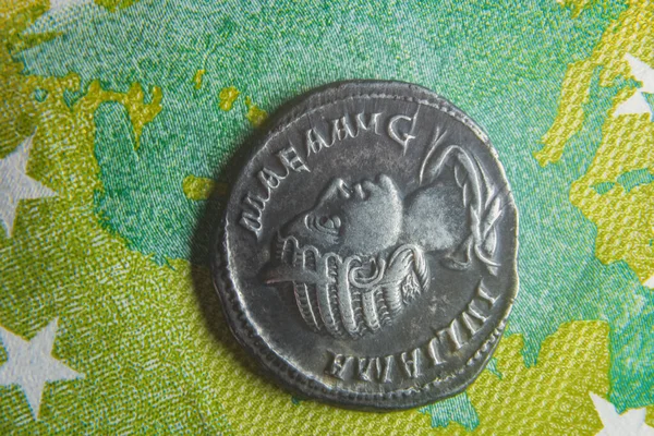 Stará římská mince leží na eurobankovce — Stock fotografie