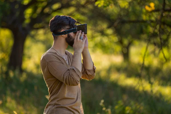 Mężczyzna w okularach wirtualnej rzeczywistości — Zdjęcie stockowe