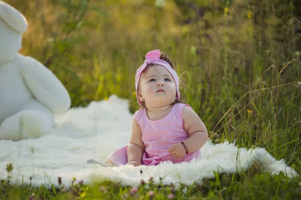 Çocuk battaniyeye oturuyor.