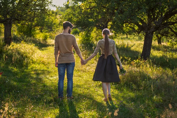 Casal jovem caminhando na natureza — Fotografia de Stock