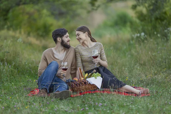 Casal bebendo vinho de copos — Fotografia de Stock