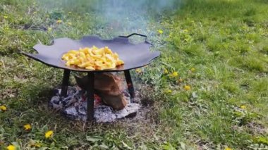 Patatesler tabakta kızarır.